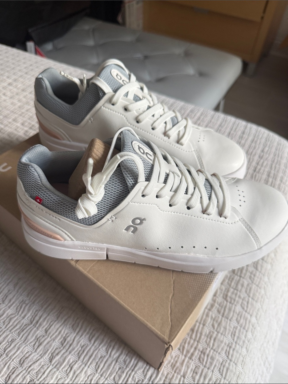 On cloud the Roger’s advantage new in box size 9.5W or 8M